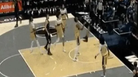 国足半场告急：两球落后形势堪忧，球迷打分揭晓